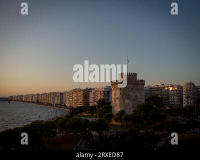 Griechenland, Thessaloniki, september 2023. Panoramaaussicht auf das Wahrzeichen der Stadt Thessaloniki und die gesamte Region Makedonien - den Weißen Turm. Stockfoto
