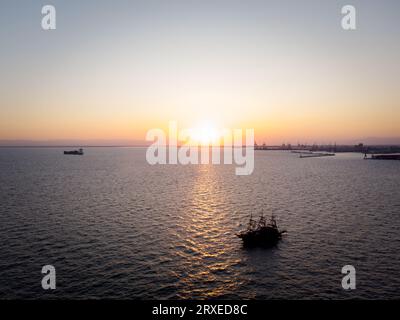 Griechenland, Thessaloniki, september 2023. Schiff bei Sonnenuntergang in der Bucht von thessalonica in der Nähe des Hafens. Stockfoto