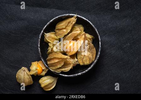Peruanische Erdbeere, Physalis peruviana - zusätzlich zu Gerichten, Desserts, Salaten. Die Superfrucht der alten Azteken beeinflusst den Körper wie ein Antibi Stockfoto