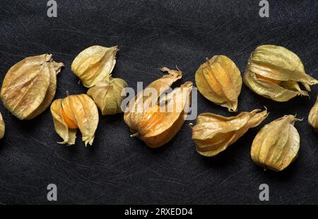 Peruanische Erdbeere, Physalis peruviana - zusätzlich zu Gerichten, Desserts, Salaten. Die Superfrucht der alten Azteken beeinflusst den Körper wie ein Antibi Stockfoto