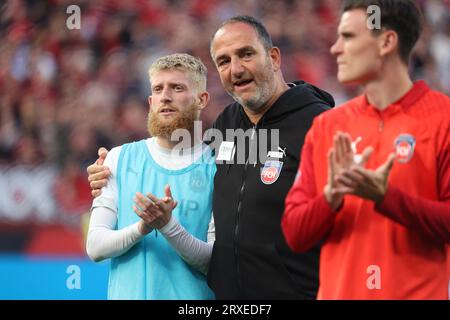 Leverkusen, Deutschland. September 2023. Jan-Niklas Beste (Heidenheim), Cheftrainer Frank Schmidt (Heidenheim), Leverkusen, Deutschland, 24.09.2023, 1. Bundesliga, 5. Spieltag, Bayer 04 Leverkusen - 1. FC Heidenheim. Die DFL-VORSCHRIFTEN VERBIETEN DIE VERWENDUNG VON FOTOGRAFIEN ALS BILDSEQUENZEN UND/ODER QUASI-VIDEO Credit: Jürgen Schwarz/Alamy Live News Stockfoto