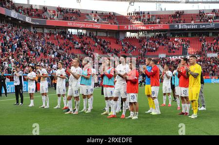 Leverkusen, Deutschland. September 2023. Die Heidenheimer Spieler stehen nach dem Spiel vor der Fankurve, Leverkusen, Deutschland, 24.09.2023, 1. Bundesliga, 5. Spieltag, Bayer 04 Leverkusen - 1. FC Heidenheim. Die DFL-VORSCHRIFTEN VERBIETEN DIE VERWENDUNG VON FOTOGRAFIEN ALS BILDSEQUENZEN UND/ODER QUASI-VIDEO Credit: Jürgen Schwarz/Alamy Live News Stockfoto