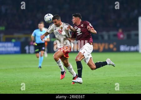 Leonardo Spinazzola von AS Roma und Raoul Bellanova vom FC Turin konkurrieren während des Spiels der Serie A zwischen dem FC Turin und AS Roma am Septemb um den Ball Stockfoto