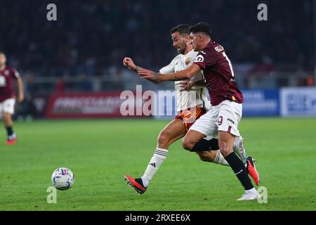 Leonardo Spinazzola von AS Roma und Raoul Bellanova vom FC Turin konkurrieren während des Spiels der Serie A zwischen dem FC Turin und AS Roma am Septemb um den Ball Stockfoto