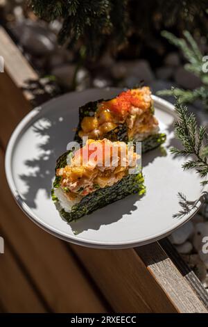 Eine Portion trendiger Sushi-Brötchen mit Lachs Stockfoto