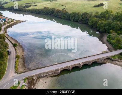 Blick aus der Vogelperspektive auf die kingsbridge-Mündung und die Bowcombe-Brücke im Süden von devon Stockfoto