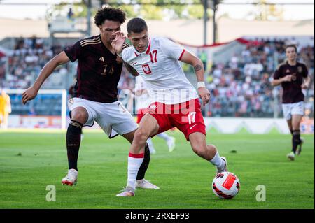 LEGNICA, POLEN - 11. SEPTEMBER 2023: Freundschaftsfußballspiel unter 20 Elite League Polen gegen Deutschland 1:1. In Aktion Nnamdi Collins (L) Marcel Blachew Stockfoto