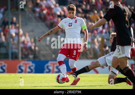 LEGNICA, POLEN - 11. SEPTEMBER 2023: Freundschaftsfußballspiel unter 20 Elite League Polen gegen Deutschland 1:1. In Aktion Tomasz Neugebauer. Stockfoto