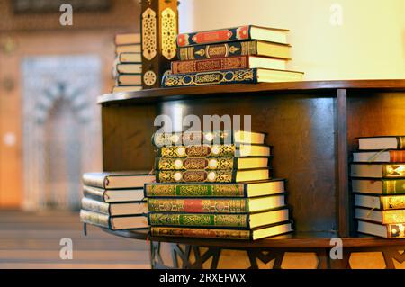 Heilige Koran Bücher in einer Reihe auf einem hölzernen Regal in einer Moschee, englische Übersetzung des Arabischen Textes (der Heilige edle Koran), es ist die zentrale Stockfoto