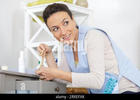 Die Zimmermädchen stehlen vom Tisch Stockfoto