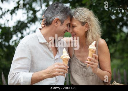 Ein Paar aß Eis und hatte Spaß in barcelona Stockfoto