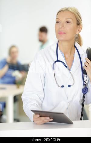 Lächelnder Arzt mit Tablet-Computer im Krankenhaus Stockfoto