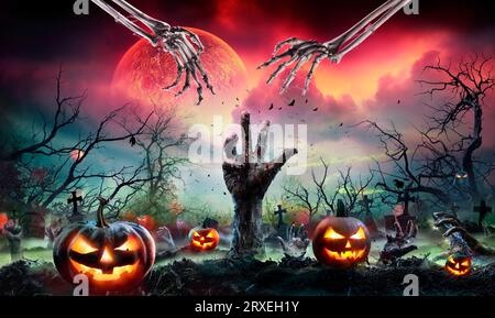 Zombie-Hand, die aus Einem Friedhof in Spooky Night at Red Moonlight aufsteigt – enthält 3D-Rendering des Mondes Stockfoto