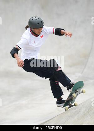 Hangzhou, China. September 2023 25. Yujuan Li aus China wird beim 19. Skateboarding Women's Park Final Wettbewerb im Qiantang Roller Sports Centre in Aktion gesehen. Li erzielte 85.48. Quelle: SOPA Images Limited/Alamy Live News Stockfoto