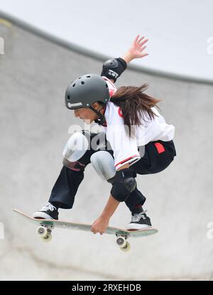 Hangzhou, China. September 2023 25. Yujuan Li aus China wird beim 19. Skateboarding Women's Park Final Wettbewerb im Qiantang Roller Sports Centre in Aktion gesehen. Li erzielte 85.48. Quelle: SOPA Images Limited/Alamy Live News Stockfoto