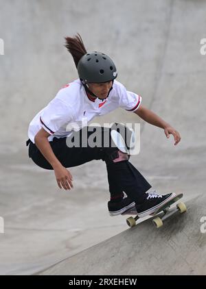 Hangzhou, China. September 2023 25. Yujuan Li aus China wird beim 19. Skateboarding Women's Park Final Wettbewerb im Qiantang Roller Sports Centre in Aktion gesehen. Li erzielte 85.48. Quelle: SOPA Images Limited/Alamy Live News Stockfoto