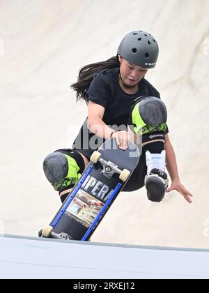 Hangzhou, China. September 2023 25. Hinano Kusaki aus Japan wird während des 19. Endrennwettbewerbs der Asiatischen Spiele Skateboarding Women's Park im Qiantang Roller Sports Centre in Aktion gesehen. Kusaki erzielte 88.87. (Foto: Luis Veniegra/SOPA Images/SIPA USA) Credit: SIPA USA/Alamy Live News Stockfoto