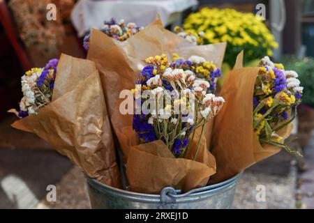 Blumensträuße mit getrockneten Blumen im Blumenladen Stockfoto