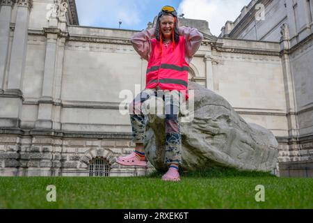 Tate Britain, London, UK. September 2023 25. Sarah Lucas wird außerhalb von Tate Britain mit ihren riesigen Betonmarkskulpturen Kevin und Florian (2013) im Rahmen ihrer Ausstellung Happy Gas fotografiert, die am 28. September 2023-14 am 2024. Januar eröffnet wurde. Quelle: Malcolm Park/Alamy Live News Stockfoto