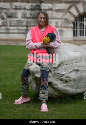 Tate Britain, London, UK. September 2023 25. Sarah Lucas wird außerhalb von Tate Britain mit ihren riesigen Betonmarkskulpturen Kevin und Florian (2013) im Rahmen ihrer Ausstellung Happy Gas fotografiert, die am 28. September 2023-14 am 2024. Januar eröffnet wurde. Quelle: Malcolm Park/Alamy Live News Stockfoto