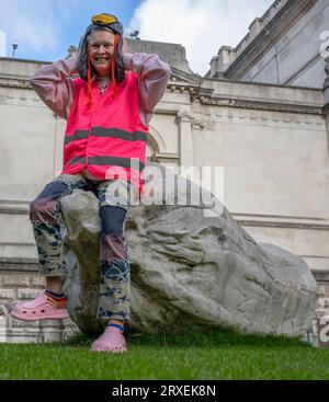 Tate Britain, London, UK. September 2023 25. Sarah Lucas wird außerhalb von Tate Britain mit ihren riesigen Betonmarkskulpturen Kevin und Florian (2013) im Rahmen ihrer Ausstellung Happy Gas fotografiert, die am 28. September 2023-14 am 2024. Januar eröffnet wurde. Quelle: Malcolm Park/Alamy Live News Stockfoto