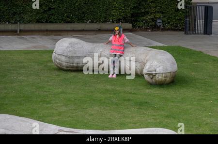 Tate Britain, London, UK. September 2023 25. Sarah Lucas wird außerhalb von Tate Britain mit ihren riesigen Betonmarkskulpturen Kevin und Florian (2013) im Rahmen ihrer Ausstellung Happy Gas fotografiert, die am 28. September 2023-14 am 2024. Januar eröffnet wurde. Quelle: Malcolm Park/Alamy Live News Stockfoto