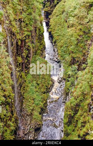 Corrieshalloch Gorge Braemore Junction Scotland ist ein kleiner Wasserfall und der Abhainn Droma River, der im Spätsommer nach Westen die Schlucht hinunter blickt Stockfoto