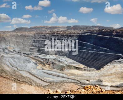 Tagebaugrube Diamant, Panoramaansicht der Steinbruchschichten, Erdbewegungsmaschinen im Hintergrund Stockfoto