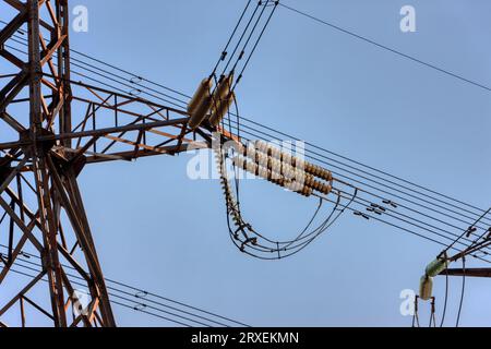 Aufhängungsisolatoren und Dehnungsisolatoren in einem an den Polen montierten Hochspannungsverteilungssystem Stockfoto