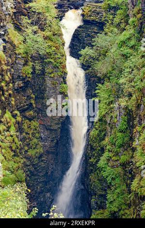 Corrieshalloch Gorge Braemore mündet in Schottland in die 46 Meter hohen Wasserfälle von Measach im Spätsommer Stockfoto