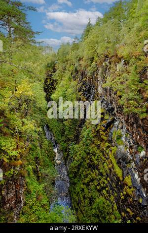 Corrieshalloch Gorge Braemore Junction Scotland der Abhainn Droma River mit Blick auf die Schlucht von der Brücke im Spätsommer Stockfoto