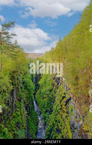 Corrieshalloch Gorge Braemore Junction Scotland der Abhainn Droma River, der im Spätsommer von der Brücke nach Westen die Schlucht hinunter blickt Stockfoto