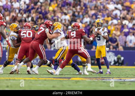 LSU Tigers Quarterback Jayden Daniels (5) trifft am Samstag, 23. September 2023, in Baton Rouge auf die Arkansas Razorbacks Defensive, Louisiana. Stockfoto