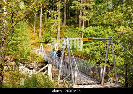 Corrieshalloch Gorge Braemore Kreuzung Schottland die Metallbrücke über die Schlucht mit Touristen im Spätsommer Stockfoto