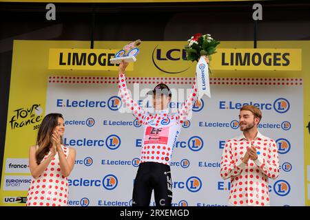 Limoges, Frankreich. Juli 2023. Neilson Pulverloses rotes Polka-Dot-Jersey für den besten Kletterer auf dem Ziel in Limoges der 8. Etappe der Tour de France 2 Stockfoto