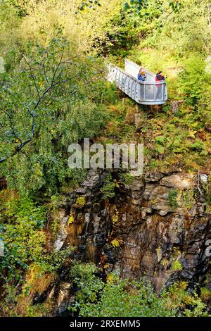 Corrieshalloch Gorge Braemore Kreuzung Schottland die Aussichtsplattform mit Besuchern im Spätsommer Stockfoto