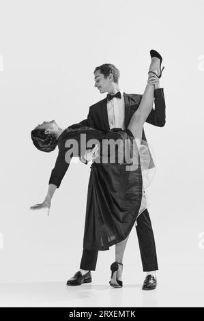 Eleganz und Leidenschaft. Schwarz-weiß. Attraktive junge Frau und gutaussehender Mann, der lindy Hop tanzt. Stockfoto