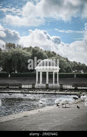 Bandstand und der See im Stanley Park, Blackpool Stockfoto