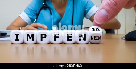 Würfel bilden den deutschen Ausdruck 'Impfen Ja Nein' (Impfung ja nein). Stockfoto