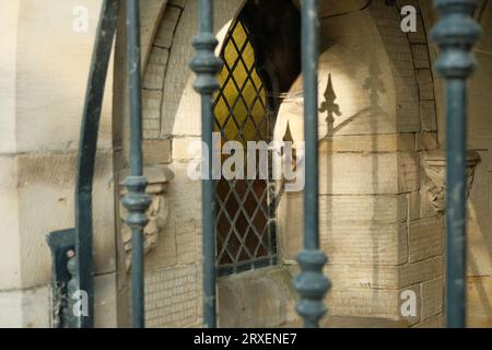 Antike Kirchentore werfen Einen Schatten Stockfoto