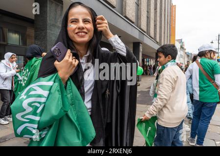 Newcastle upon Tyne, Großbritannien. September 2023. Eine Gruppe von Frauen und Kindern bei einer öffentlichen Veranstaltung in der Northumberland Street in der Stadt, bei der Saudi-Arabien gefeiert wird Stockfoto