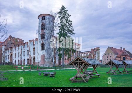 Schloss und Kloster Dargun aus dem späten 17. Jahrhundert in seiner heutigen Form, in der gleichnamigen Stadt Dargun, Mecklenburgische Seenplatte, Deutschland. Stockfoto