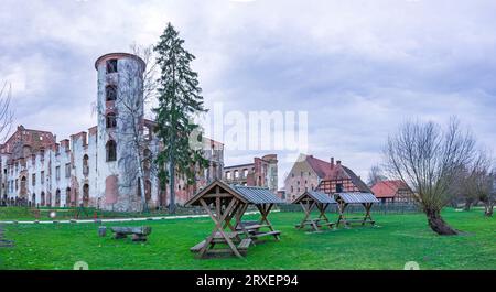 Schloss und Kloster Dargun aus dem späten 17. Jahrhundert in seiner heutigen Form, in der gleichnamigen Stadt Dargun, Mecklenburgische Seenplatte, Deutschland. Stockfoto