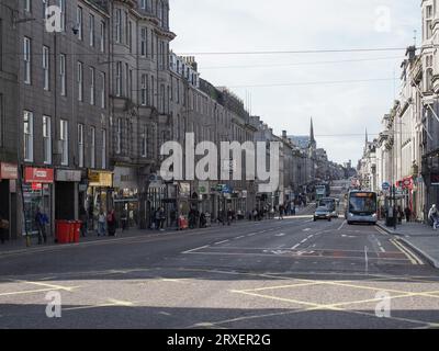 ABERDEEN, Großbritannien - 14. SEPTEMBER 2023: People in Union Street Stockfoto