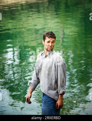 Ein Mann, der über seine Schulter schaut. Stockfoto