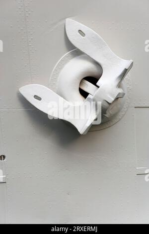 Verankerung an der Seite eines Metallrumpfes. Stockfoto