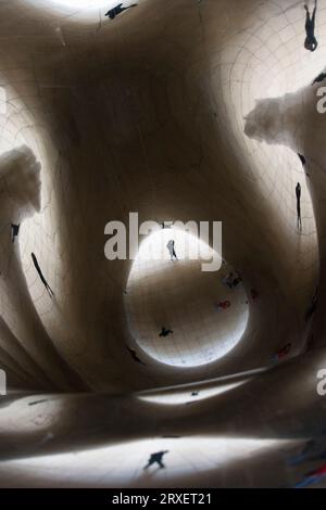 Reflexionen in der Skulptur Cloud Gate, Chicago, Illinois. Stockfoto