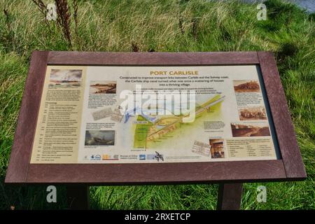 Eine Gedenktafel, die die Geschichte von Port Carlisle am Solway First, Cumbria, beschreibt Stockfoto