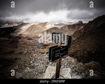 Eine ausgeschilderte Wegkreuzung auf dem Weg zum Gipfel des Mt. Whitney. Stockfoto