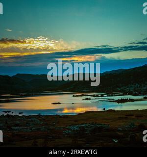 Sonnenaufgang über einem See. Stockfoto